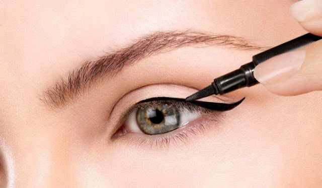 Langkah 9 Makeup - Memakai Eyeliner Langkah 9 Makeup - Memakai Eyeliner