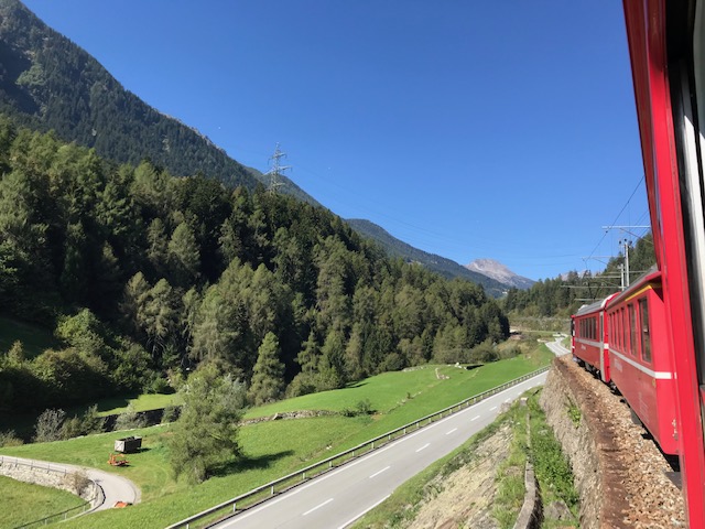 ベルニナ鉄道２等席で行くスイス
