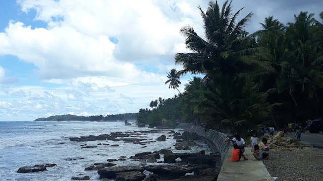 pantai saua dan batu atola dari kejauahan