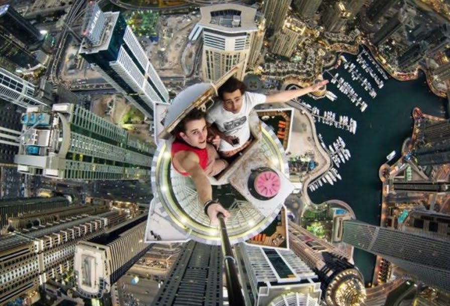 Selficidio: Muore precitando da una gru per farsi un selfie estremo.