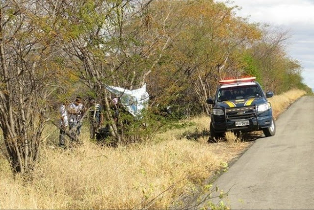 Jovens de 17 e 18 anos morrem após moto colidir com árvore na Bahia