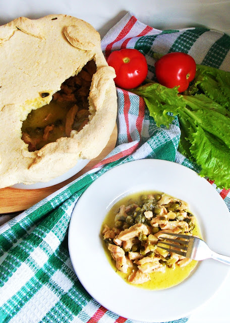 Piept de pui în sos de vin, sub capac de pâine