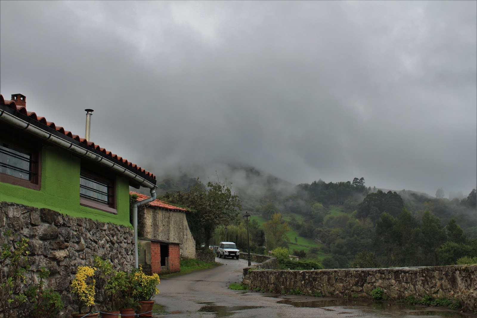 con los pies en la tierra translate