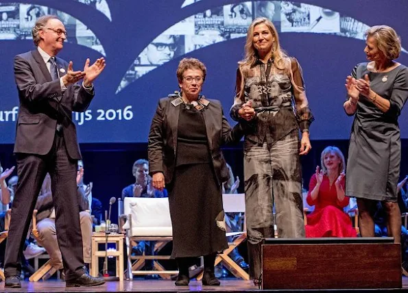 Queen Maxima wears Mattijs van Bergen Meeusen Hypnose shirt and Meeusen Smoke trouser, wore Christian Louboutin Pumps, Diamond earring, diamond gold silver necklace