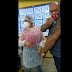 Homem arranca seringa de vacinadora e aplica vacina no próprio braço; assista