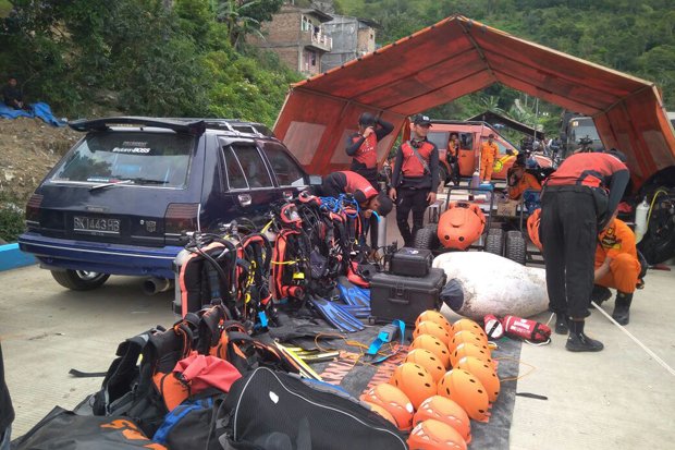tim gabungan basarnas sedang melakukan persiapan untuk mencari korban tenggelam di Danau Toba. tim gabungan basarnas sedang melakukan persiapan untuk mencari korban tenggelam di Danau Toba.