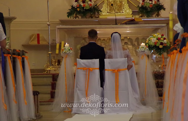 Pomarańczowa i kolorowa dekoracja ślubna kościoła Dobrzeń