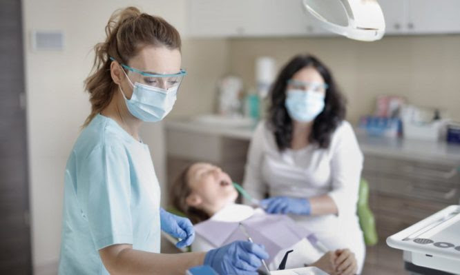 Τα μέτρα για ασθενείς και συνοδούς στους οδοντιάτρους: Ποτέ το rapid test είναι υποχρεωτικό - Οι διευκρινίσεις του υπουργείου Υγείας