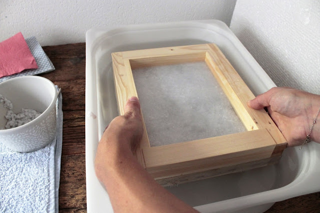 come-fare-fogli-carta-riciclata-immersione-foglio come-fare-fogli-carta-riciclata-immersione-foglio