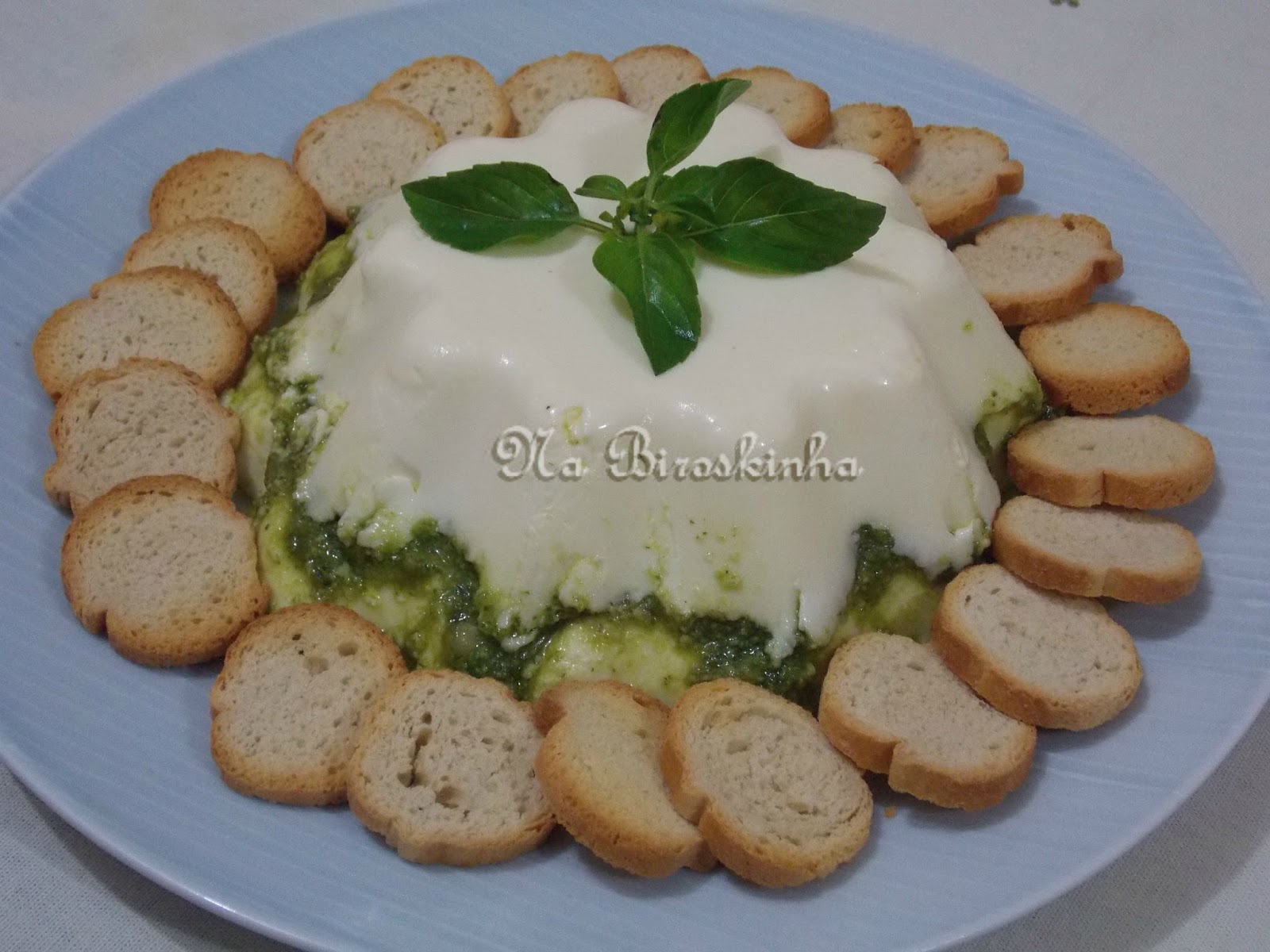 Terrine de Queijo com Pesto de Manjericão Na Biroskinha