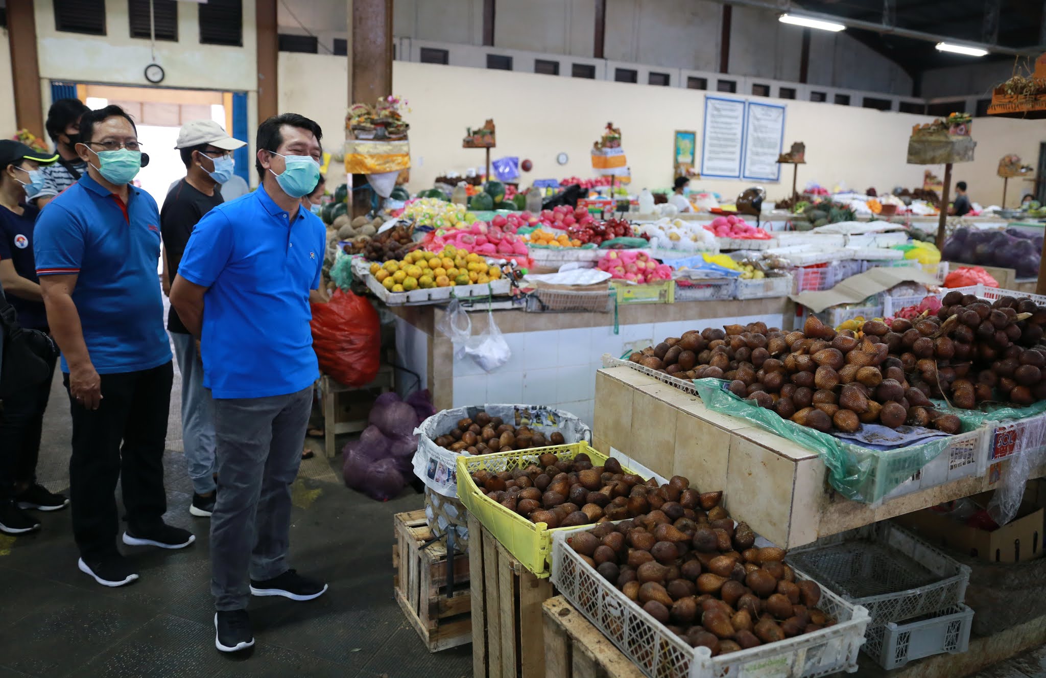 Banyak Warga Tak Pakai Masker, Bupati Suwirta Datangi Pasar Galiran