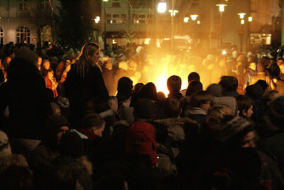 Prémio Político; Islândia; Membros do Parlamento; Fogem; Multidão Furiosa; Revolução Islandesa; Momento Épico; Islândia á noite; Iceland by night; Iceland Revolution