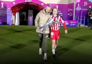 Virginia Torrecilla levanta la copa con la capitana Virginia Torrecilla levanta la copa con la capitana