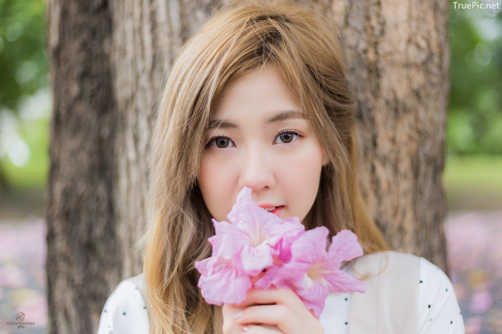 Thailand cute model Nilawan Iamchuasawad - Beautiful girl in the flower field - Photo by จิตรทิวัส จั่นระยับ - Picture 38