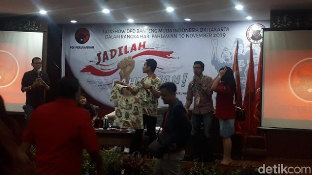 Hadiri Talkshow PDIP, Gibran Tegaskan Maju Pilkada dan Bagikan Kemeja Hadiri Talkshow PDIP, Gibran Tegaskan Maju Pilkada dan Bagikan Kemeja