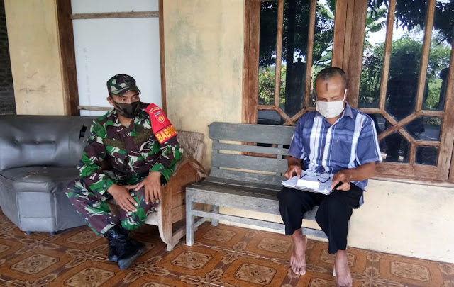 Jalin Kedekatan Dengan Ketua RT, Babinsa Kedungwaduk Laksanakan Komsos