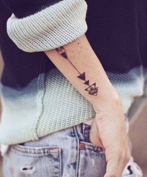 chica con tatuaje femenino, el tatuaje es muy famoso en el 2017