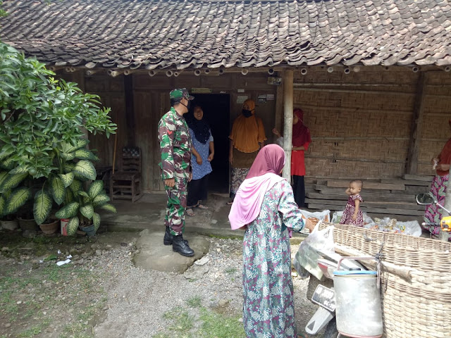 Babinsa Minta, Ibu – Ibu Dukuh Kaliaren tertib Memakai Masker