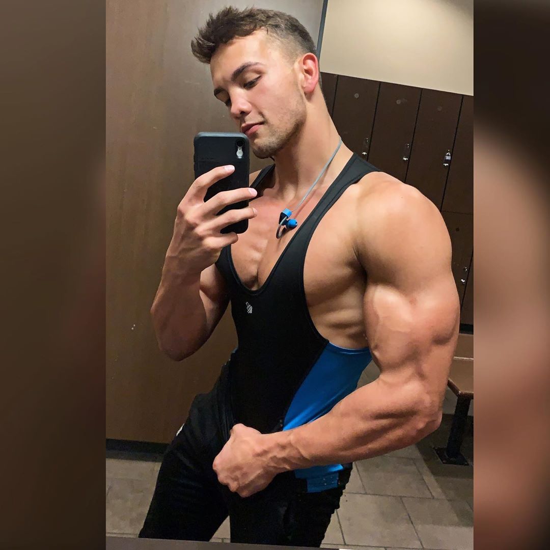 good-looking-muscular-guys-swole-pecs-biceps-selfie