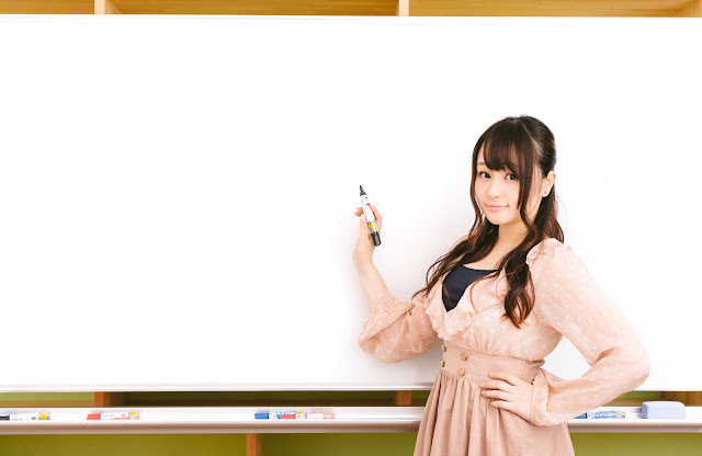 プロトタイプの必要性を説明する女性 プロトタイプの必要性を説明する女性