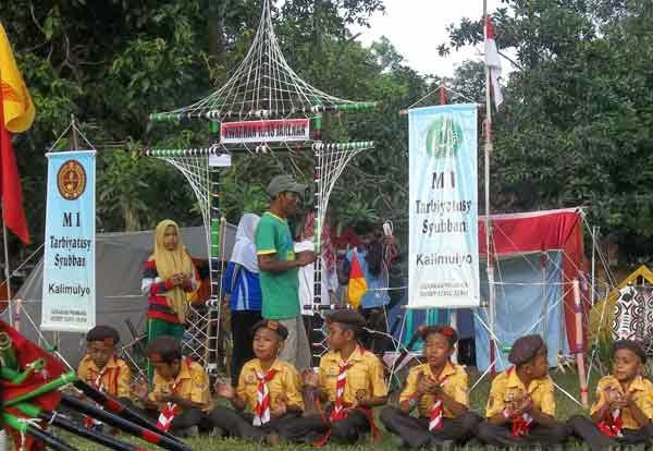 Gapura Tenda Pionering dengan Aksesoris Jalinan Tali Pramuka 