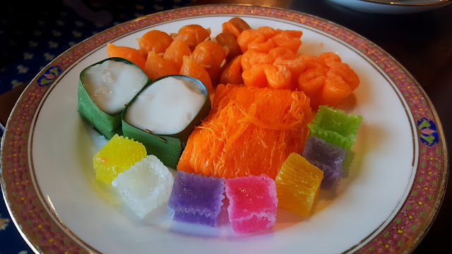 food blogger dubai thai benjarong dusit assorted desserts