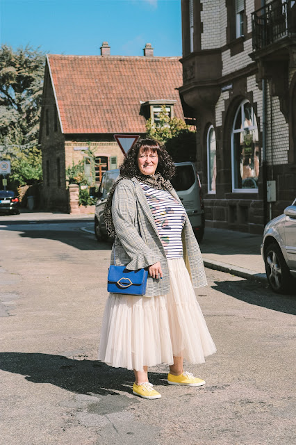 Karoblazer mit Tüllrock gelben Superga und Lulu Guinness Tasche auf 50+ Mode Blog