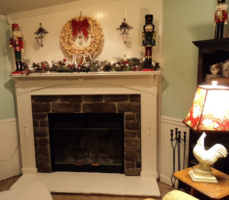 MAGAZINE YOUR HOME: Christmas Mantel Redo