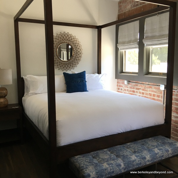 4-poster high bed at The Lofts at SLO Brew in San Luis Obispo, California 4-poster high bed at The Lofts at SLO Brew in San Luis Obispo, California