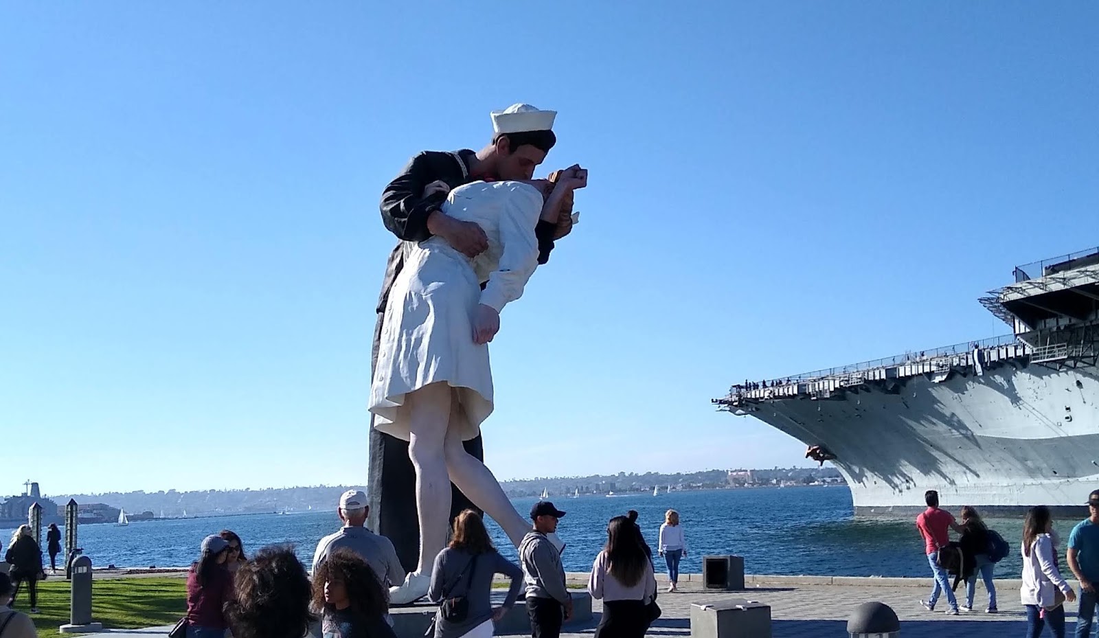 Barers of Maple Valley Oceanside III Statue Depicting Kissing Sailor
