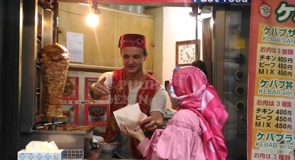 Sampai saat ini saya belum pernah menemukan data yang valid mengenai jumlah penduduk Islam Yokocho, Islam Town Di Area Shinjuku Tokyo