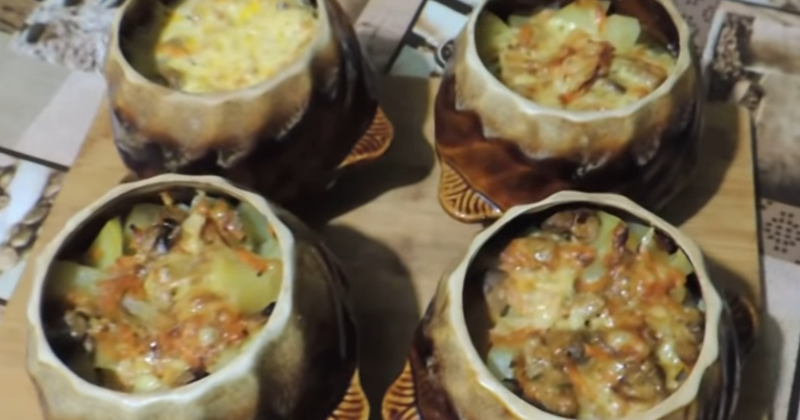Сколько готовится курица в горшочках. Курица в горшочке в духовке с картошкой. жаркое в большом горшке в духовке. жаркое в горшочках в духовке с мясом и картошкой. жаркое в горшочках с сердечками и картошкой.