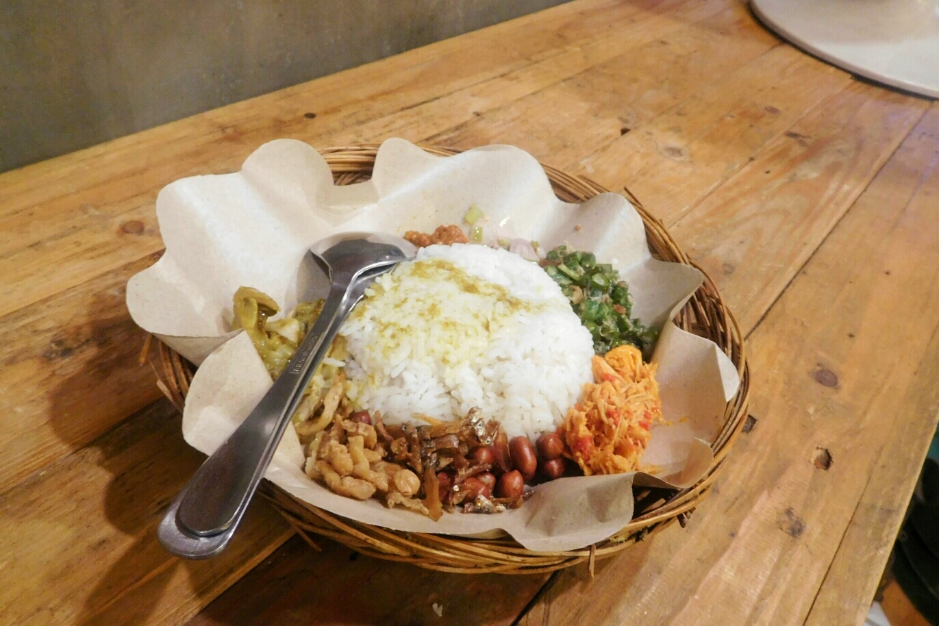 Warung Klasik Wasik Surabaya Menikmati Nasi Bali Dan Rujak Kuah Pindang Di Antara Barang Jadul