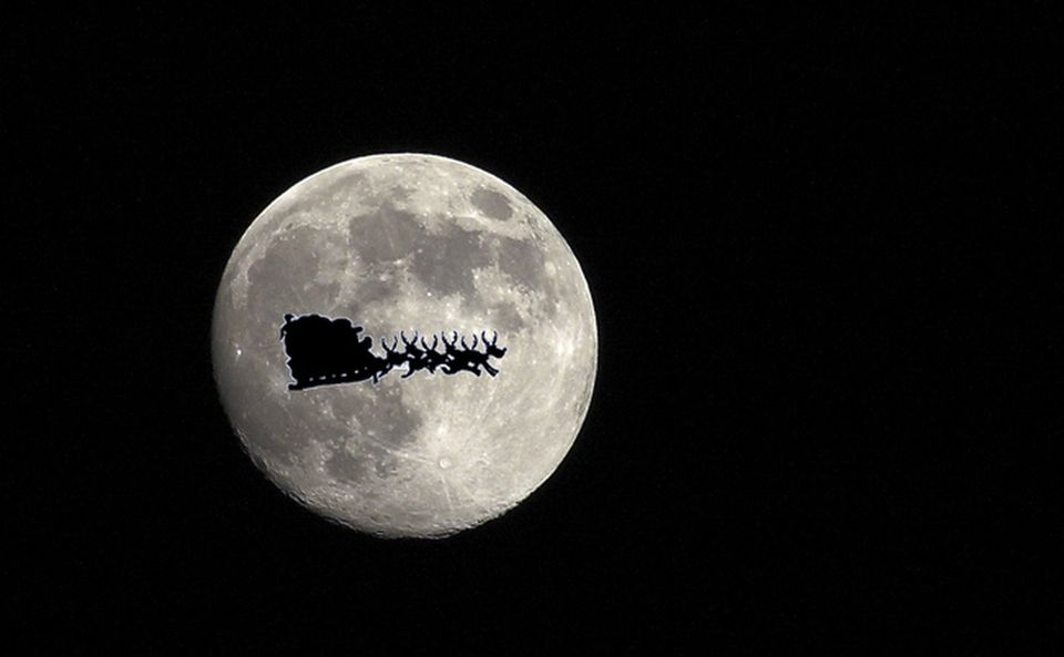 Other the moon. Луна Санта. Дед Мороз на фоне Луны. Пролетает на фоне Луны Минимализм. Фото Луны на айфон.