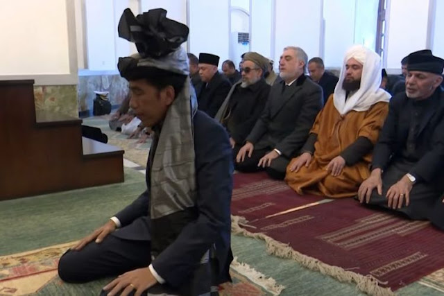 Viral Presiden Jokowi Unggah Karikatur Salat Menghadap ke Selatan, Ketahuan Gara-Gara Ini
