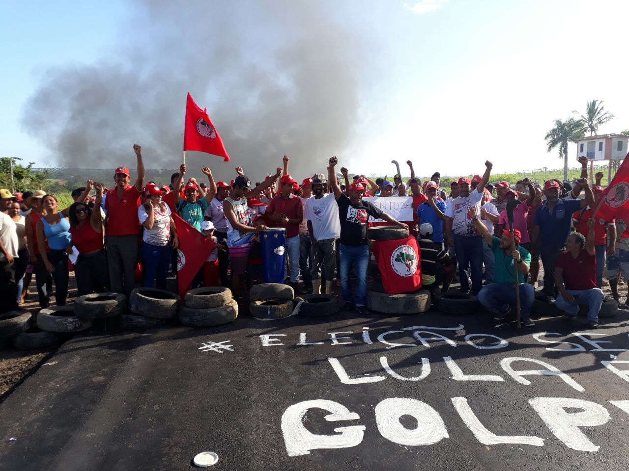 MST fecha estradas em apoio a lula