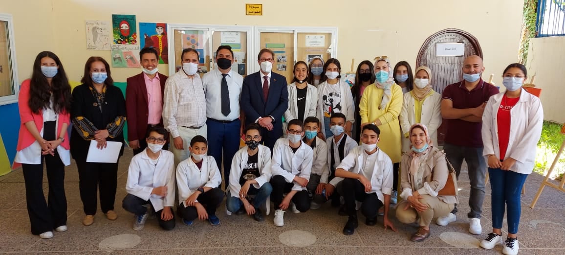 زيارة القائم بالأعمال بسفارة الولايات المتحدة الأمريكية بالمغرب لثانوية إعدادية بطنجة مستفيدة من مشروع "التعليم الثانوي زيارة القائم بالأعمال بسفارة الولايات المتحدة الأمريكية بالمغرب لثانوية إعدادية بطنجة مستفيدة من مشروع "التعليم الثانوي