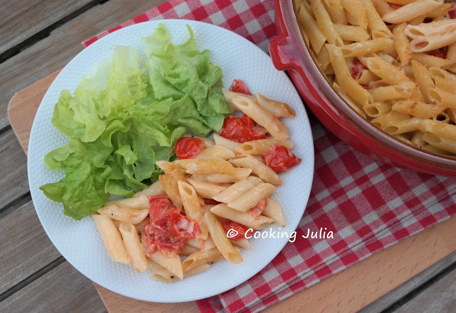 COOKING JULIA PÂTES À LA SAUCE AUX TOMATES CERISES ET PARMESAN