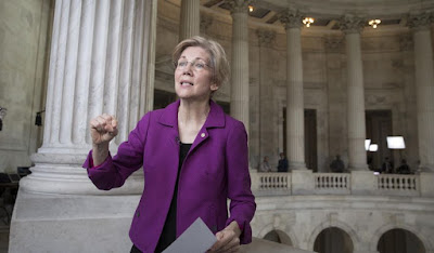 La senadora Elizabeth Warren (D-MA), tras ser silenciada en el Senado durante la sesión de confirmación de Jeff Sessions como fiscal general