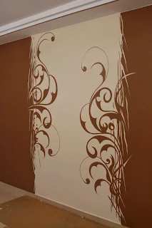 Aranżacja salonu, malowanie motywu graficznego na ścianie w salonie, esy floresy