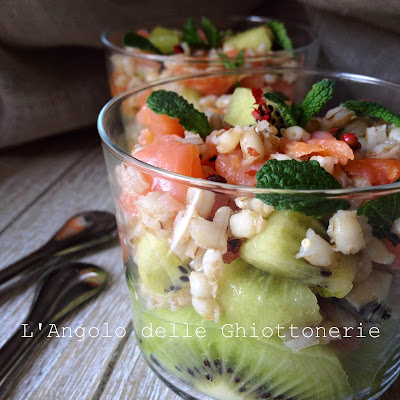 insalata di orzo con kiwi, salmone affumicato, menta e pepe rosa