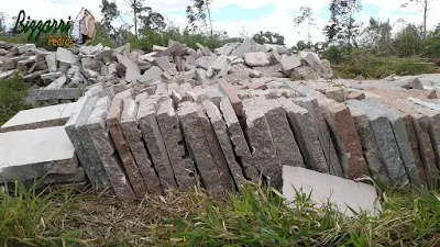 Pedra para escada de pedra tipo folheta de granito com tamanho 50x50 cm e espessura entre 5 a 13 cm sendo a pedra de granito podendo ser usada nos dois lados, tanto o lado serrado com o lado da pedra com corte manual.