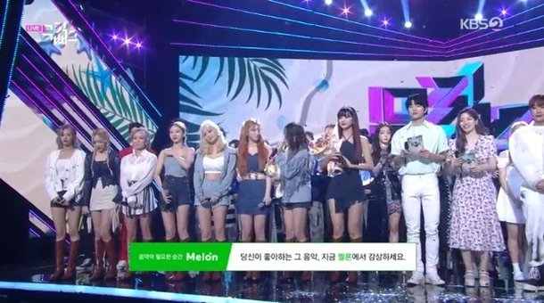Twice 'Music Bank' şovunda 100'üncü birinciliğini aldı