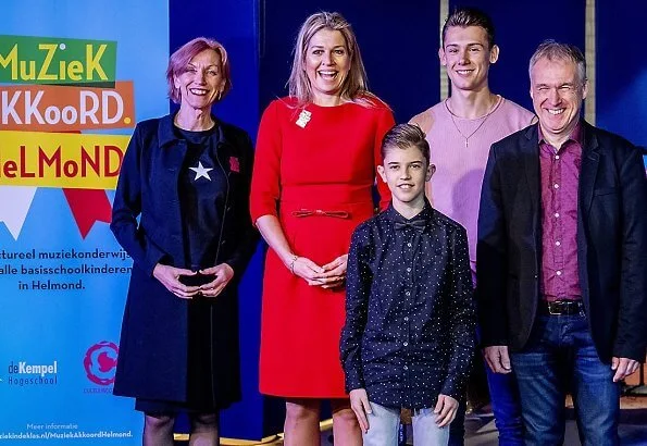 Queen Maxima wore a red dress by Vermeulen van Natan. The agreement is part of the program of The More Music in Classroom