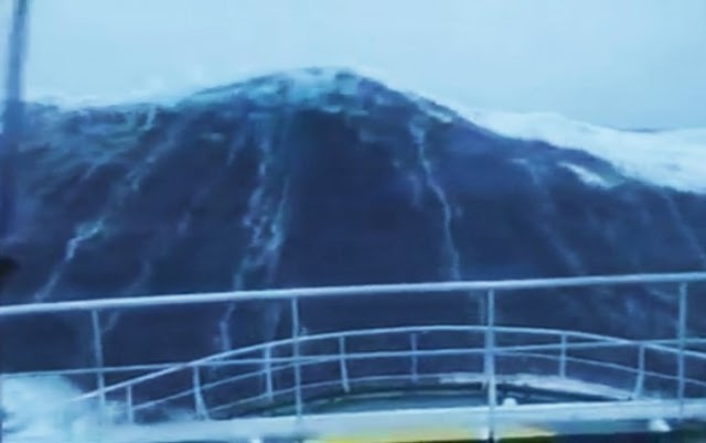 Τρομακτικό κύμα 30 μέτρων χτυπάει "αλύπητα" πλοίο! - Video