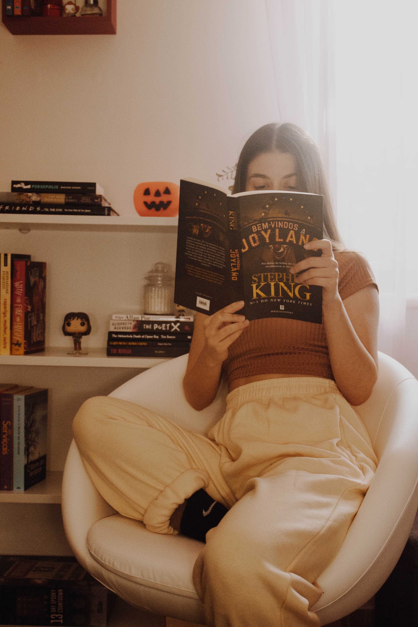 Em outubro li Stephen King pela primeira vez com o “Bem-vindos a Joyland”. Talvez não tenha sido a melhor estreia para mim. Gostei do livro, a história é interessante e lê-se com imensa fluidez, mas confesso que esperava mais horror (nem sei bem porquê, a culpa talvez seja do mês em questão 😂). Tenho o “It” na wishlist há imenso tempo, e acredito que devia ter começado por aí. Ainda assim, o Joyland é uma leitura agradável. É passado num parque de diversões e a curiosidade só aumenta com o passar dos acontecimentos. Tem mistério e alguns fantasmas à mistura, a good mix.