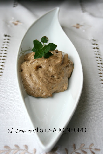 Espuma De Alioli Con Ajo Negro
