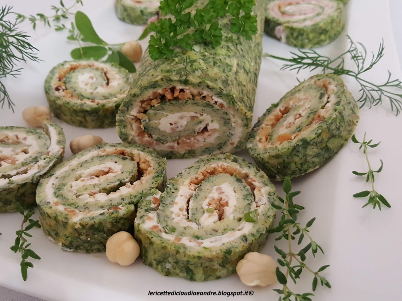 Rotolo di frittata con erbe aromatiche, prosciutto, nocciole e formaggio