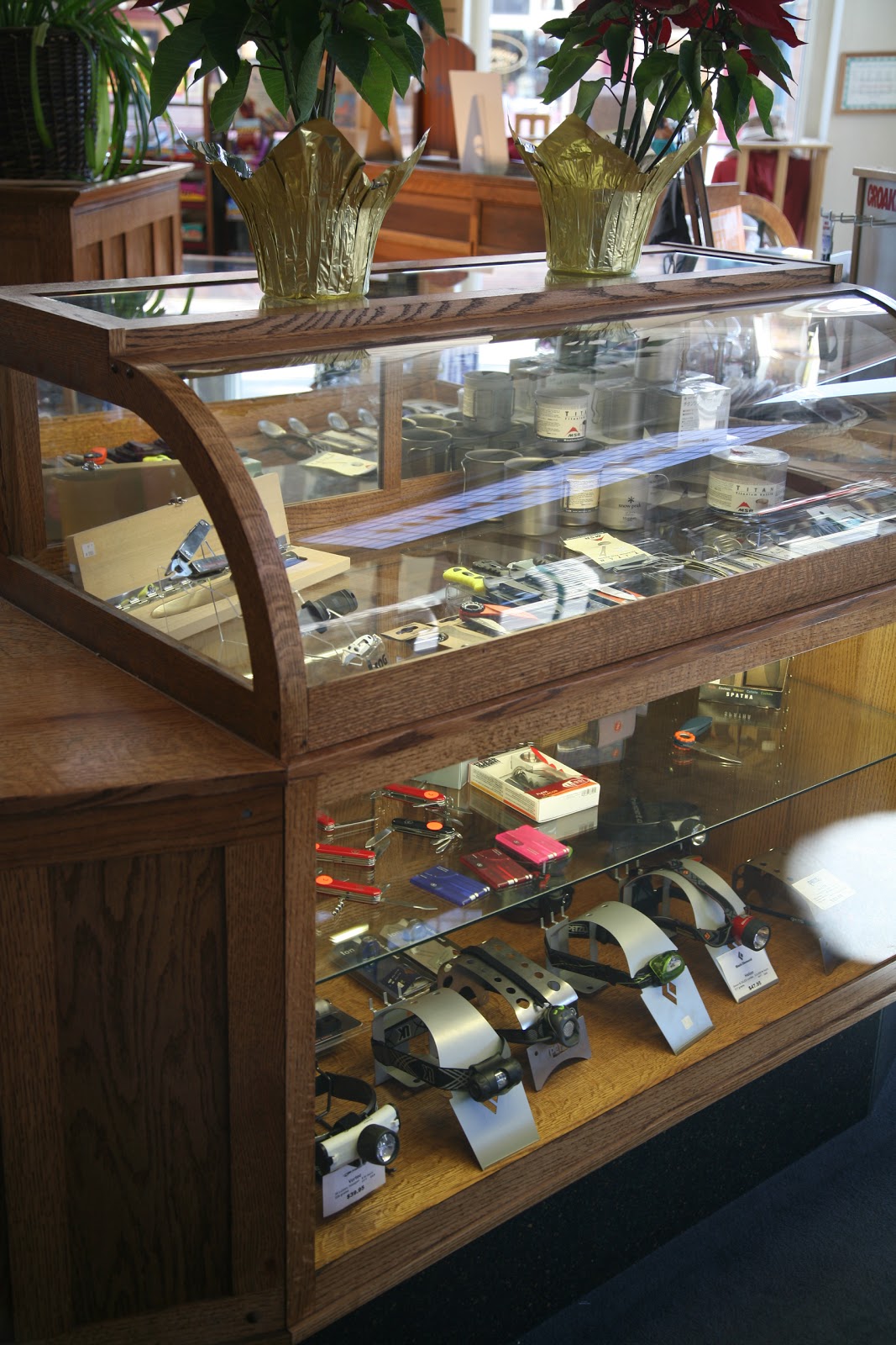 Flying Circus Studios Kurt J. Meyers Detail Curved Glass Retail Display