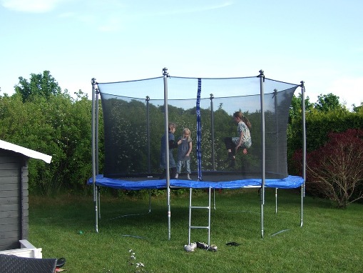 pixabay.com/en/trampoline-children-playing-child-182214/